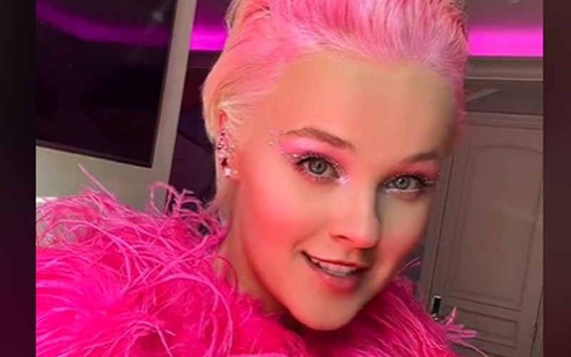 Jojo Siwa Debuts New Bold Pink Pixie Hairstyle